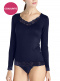 Conjunto camiseta com decote em V e calcinha com acabamento em renda